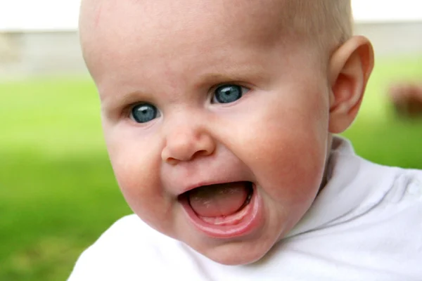 Baby tagit närbild med munnen öppen — Stockfoto