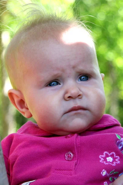 Μωρό κορίτσι closeup στα δέντρα — Φωτογραφία Αρχείου