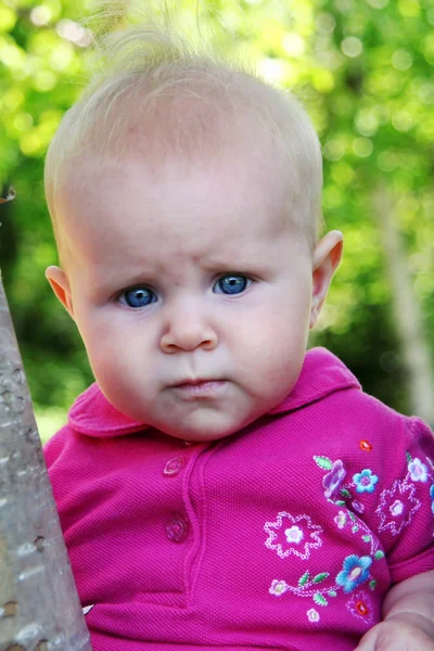 木の女の赤ちゃん — ストック写真