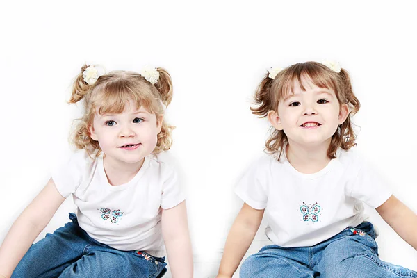 Imádnivaló kis nővérek elszigetelt fehér background — Stock Fotó
