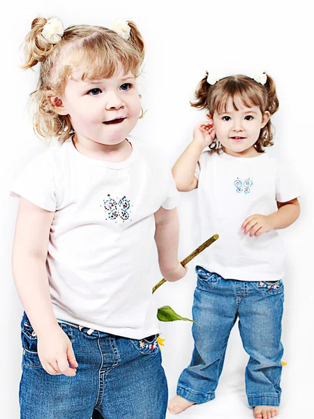 Чарівні маленькі сестри ізольовані на білому тлі — стокове фото