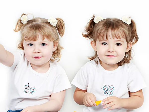 Adorables petites sœurs isolées sur fond blanc — Photo