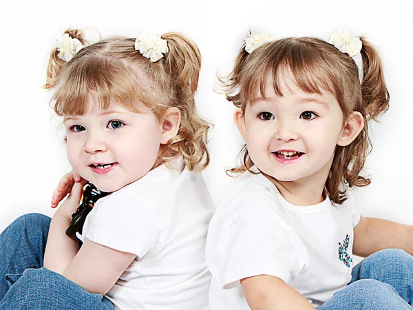 Imádnivaló kis nővérek elszigetelt fehér background — Stock Fotó