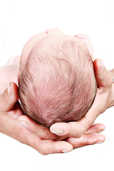 Nyfött barn i pappas Hand — Stockfoto