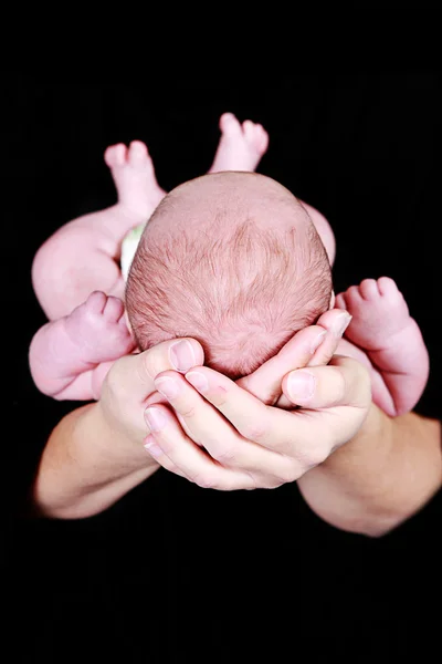 Nyfødt barn i mors hånd – stockfoto