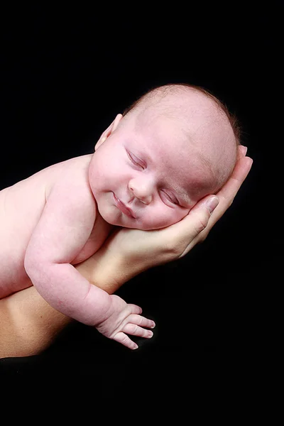 Nyfødt barn i mors hånd – stockfoto