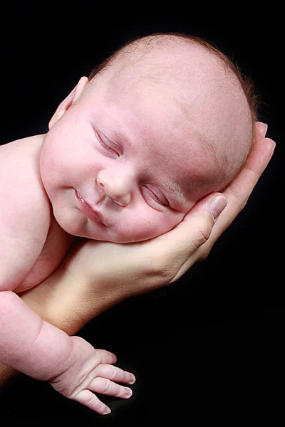 Bebé recién nacido en la mano madre — Foto de Stock