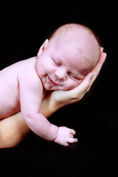 母の手で生まれたばかりの赤ちゃん — ストック写真