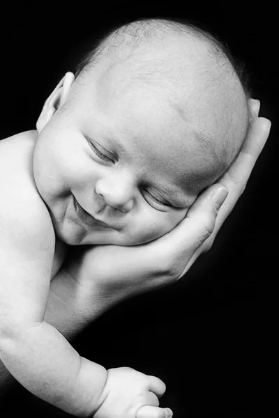 Новорожденный ребенок в материнской руке — стоковое фото