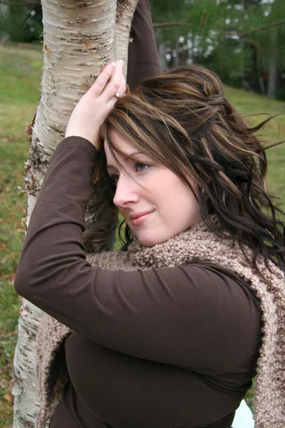 Woman Posing By Tree — Stock Photo, Image