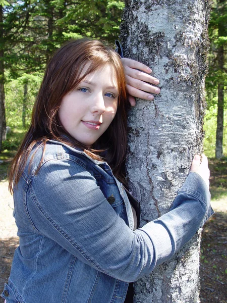 Kvinna poserar av träd 2 — Stockfoto