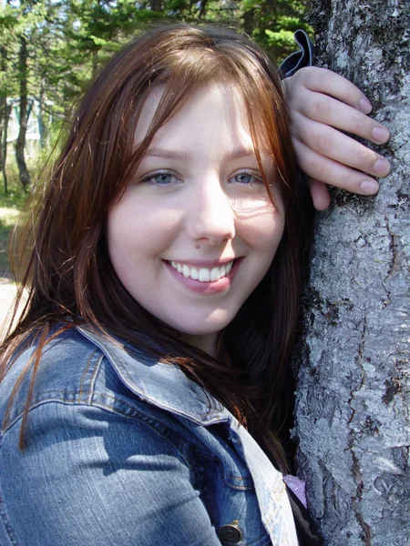 Женщина позирует за деревом — стоковое фото