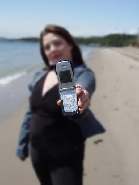 Mulher segurando telefone celular — Fotografia de Stock