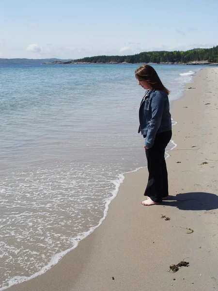Mujer caminando por el océano — Foto de Stock