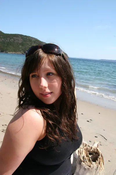 Молода жінка на пляжі 3 — стокове фото