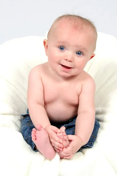 Niño pequeño con pantalones vaqueros azules —  Fotos de Stock
