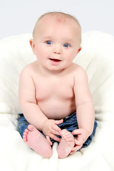 Niño pequeño en pantalones vaqueros azules — Foto de Stock