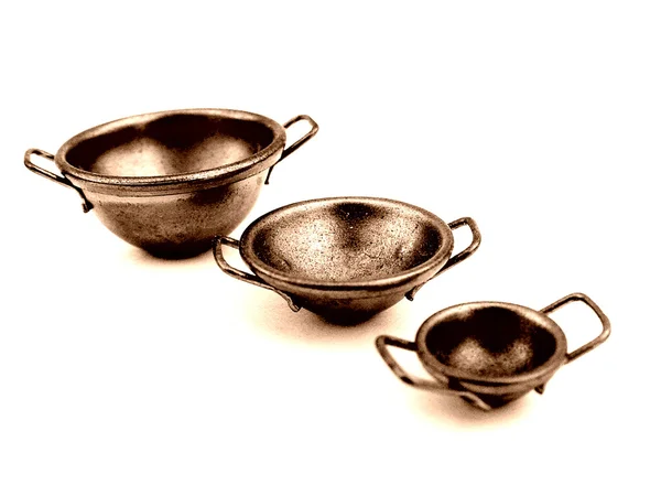 Три медные кухонные чаши — стоковое фото