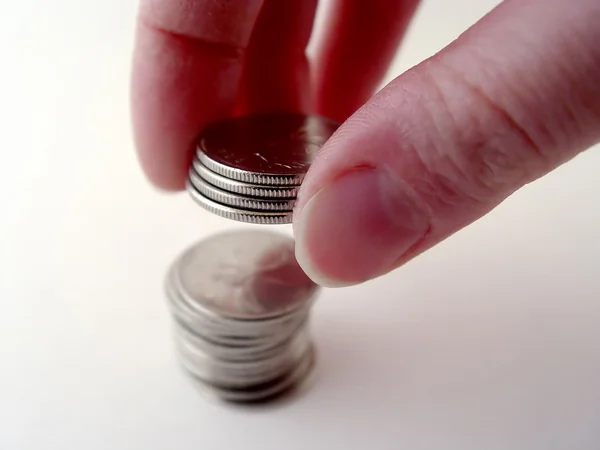 Persona apilando monedas —  Fotos de Stock