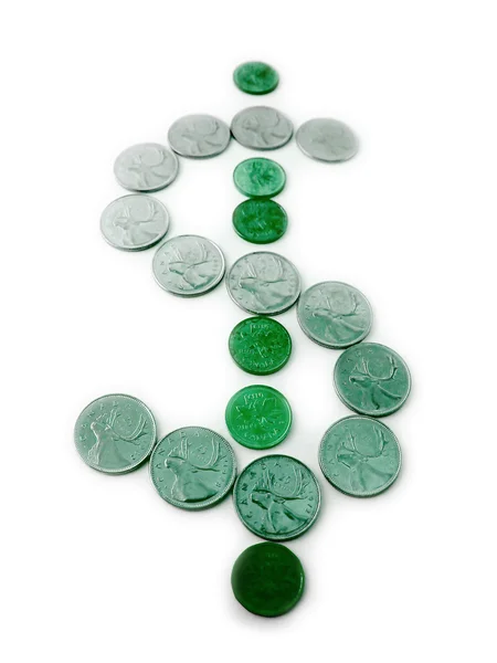 硬貨から作られた緑のドル記号 — ストック写真