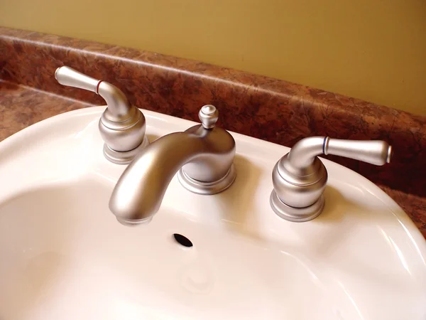 Banyo lavabo ve musluklar — Stok fotoğraf