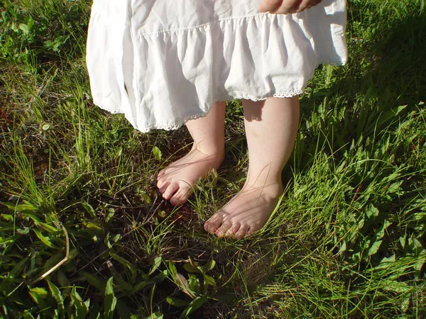 Nohy v trávě — Stock fotografie