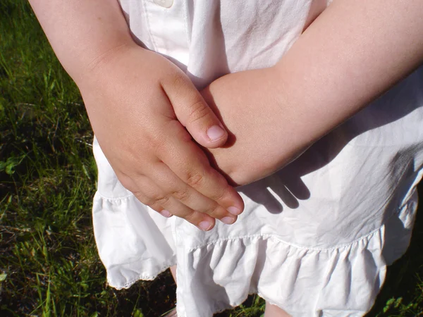 Közelkép a kis lány kezét — Stock Fotó