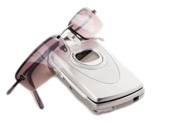 Сотовый телефон и солнечные очки — стоковое фото