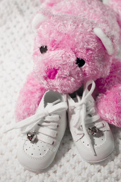 Dětské boty a teddy — Stock fotografie