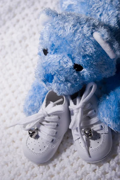 Dětské boty a Medvídek 2 — Stock fotografie