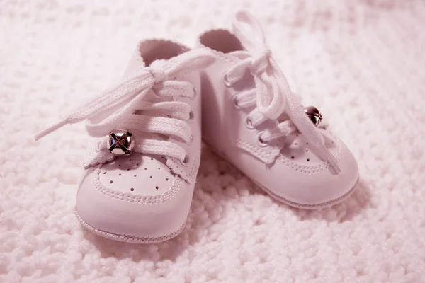 Par de zapatos de bebé en rosa —  Fotos de Stock
