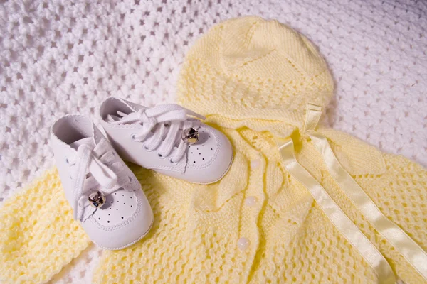 Zapatos y traje de bebé —  Fotos de Stock