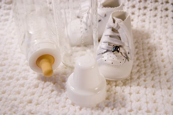 Sapatos de bebê e garrafa — Fotografia de Stock