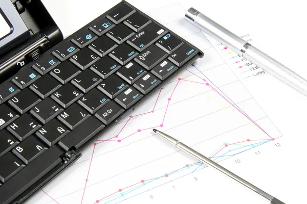 КПК и клавиатура с графиком — стоковое фото