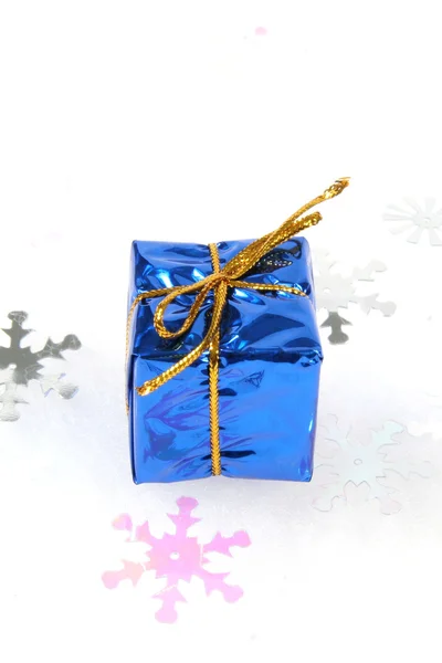 Caixa de presente azul ornamento de Natal — Fotografia de Stock