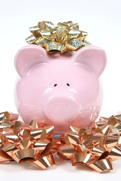 クリスマスの弓とピンク貯金箱 — ストック写真