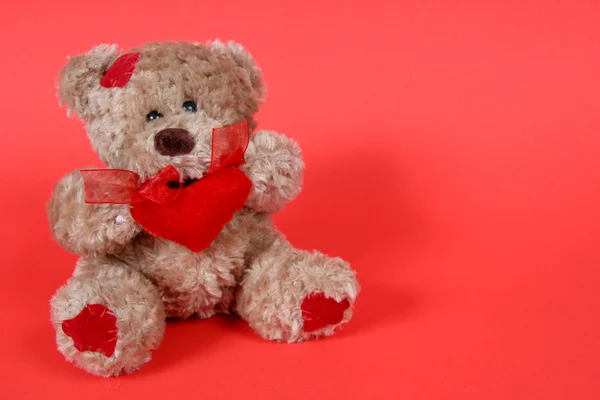 Valetines medvídek na červeném pozadí — Stock fotografie