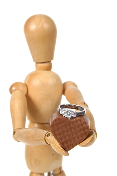 Odunsu holding kalp ve yüzük — Stok fotoğraf