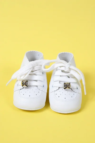 Zapatos de bebé juntos en amarillo —  Fotos de Stock