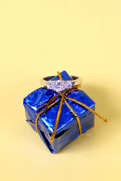Anel de casamento e caixa de presente azul — Fotografia de Stock