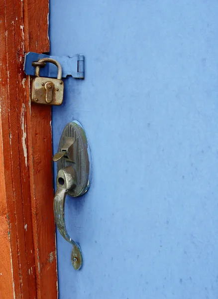 Blauwe deur in rode schuur — Stockfoto