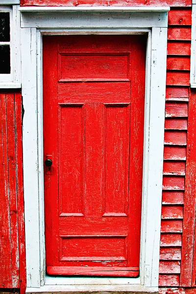 ประตูสีแดงเก่า — ภาพถ่ายสต็อก