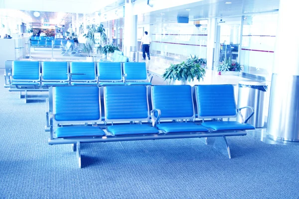 Inuti flygplats - sittplatser i stora flygplats — Stockfoto