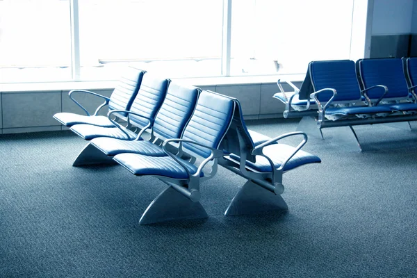 Assentos de aeroporto - Terminal de aeroporto — Fotografia de Stock