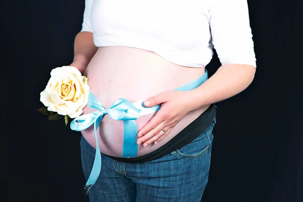 Беременная женщина в 8 месяцев — стоковое фото
