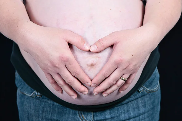 Kobieta w ciąży w 8 miesięcy — Zdjęcie stockowe