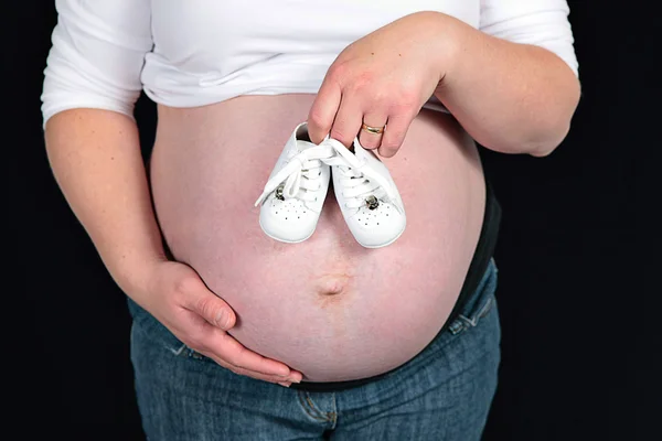 Mujer embarazada a los 8 meses — Foto de Stock
