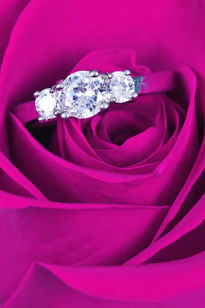 Anello di nozze a Rose, vuoi sposarmi ? — Foto Stock