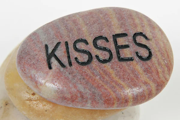 石に刻まれたキスします。 — ストック写真