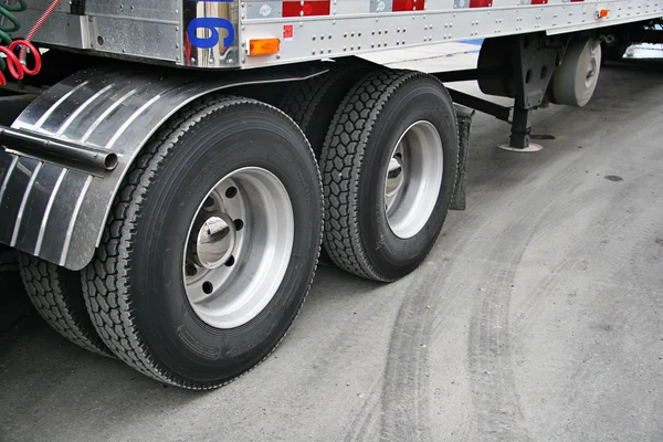 輸送トラックのタイヤ — ストック写真